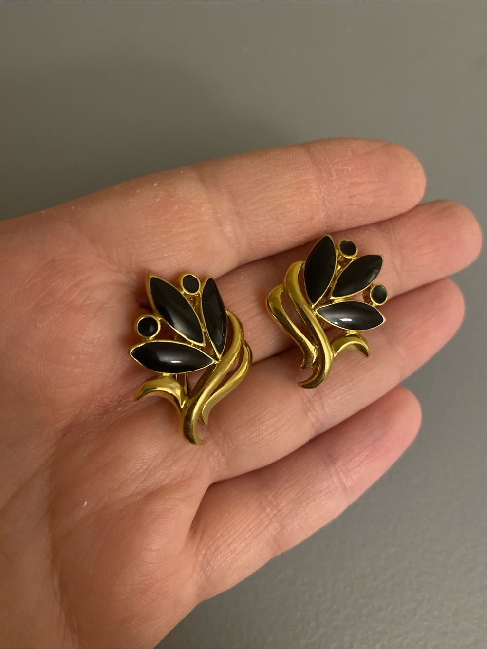 Vintage Trifari noGold and Black Floral Clip-On Earrings
